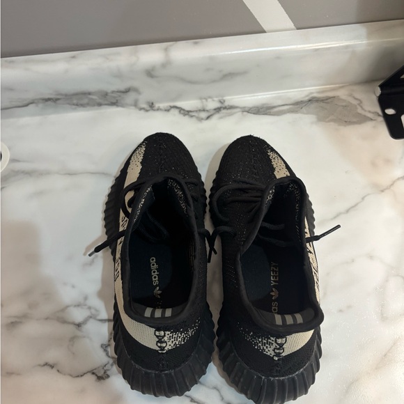 Yeezy Boost 350 V2 Oreo Size 10.5 - Picture 4 of 6